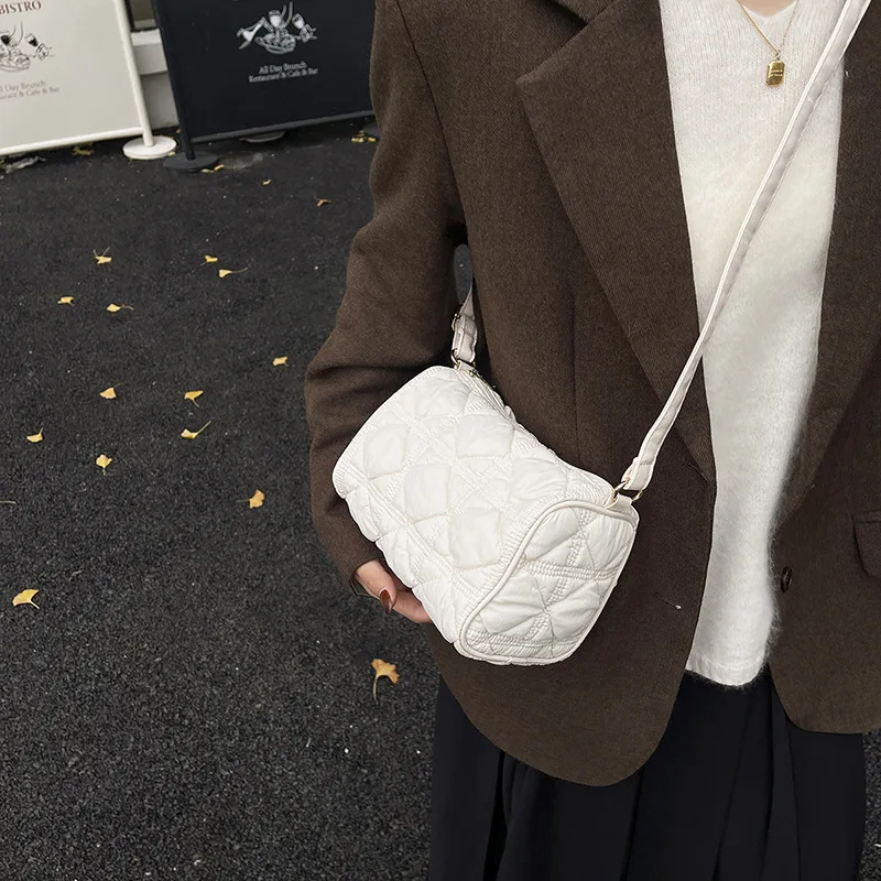 

2025 Новая женская сумка через плечо в корейском стиле — стеганая сумка-подушка, ценная, в стиле Chanel, через плечо для отдыха