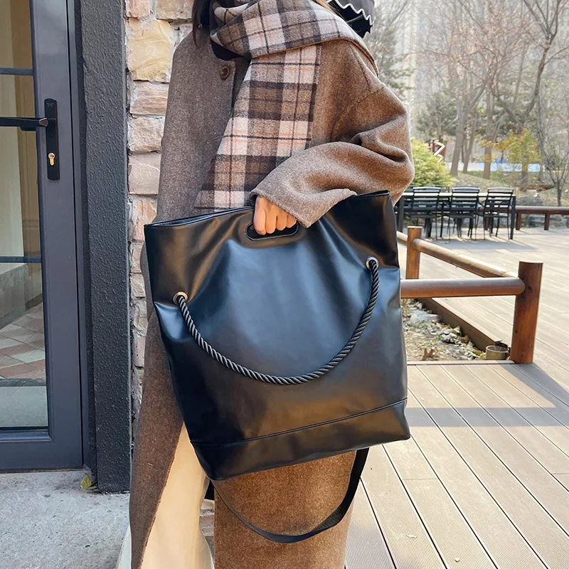 

2025 New Women's Brown Versatile Large Capacity Tote Bag for Women's Commuting Design, Large Handbag, Crossbody Bag