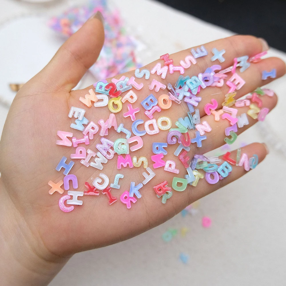 100 pezzi di ciondoli per nail art con lettere miste, colore caramella, con strass per unghie in resina glitterata, alfabeto con retro piatto Kawaii, forniture artigianali fai da te