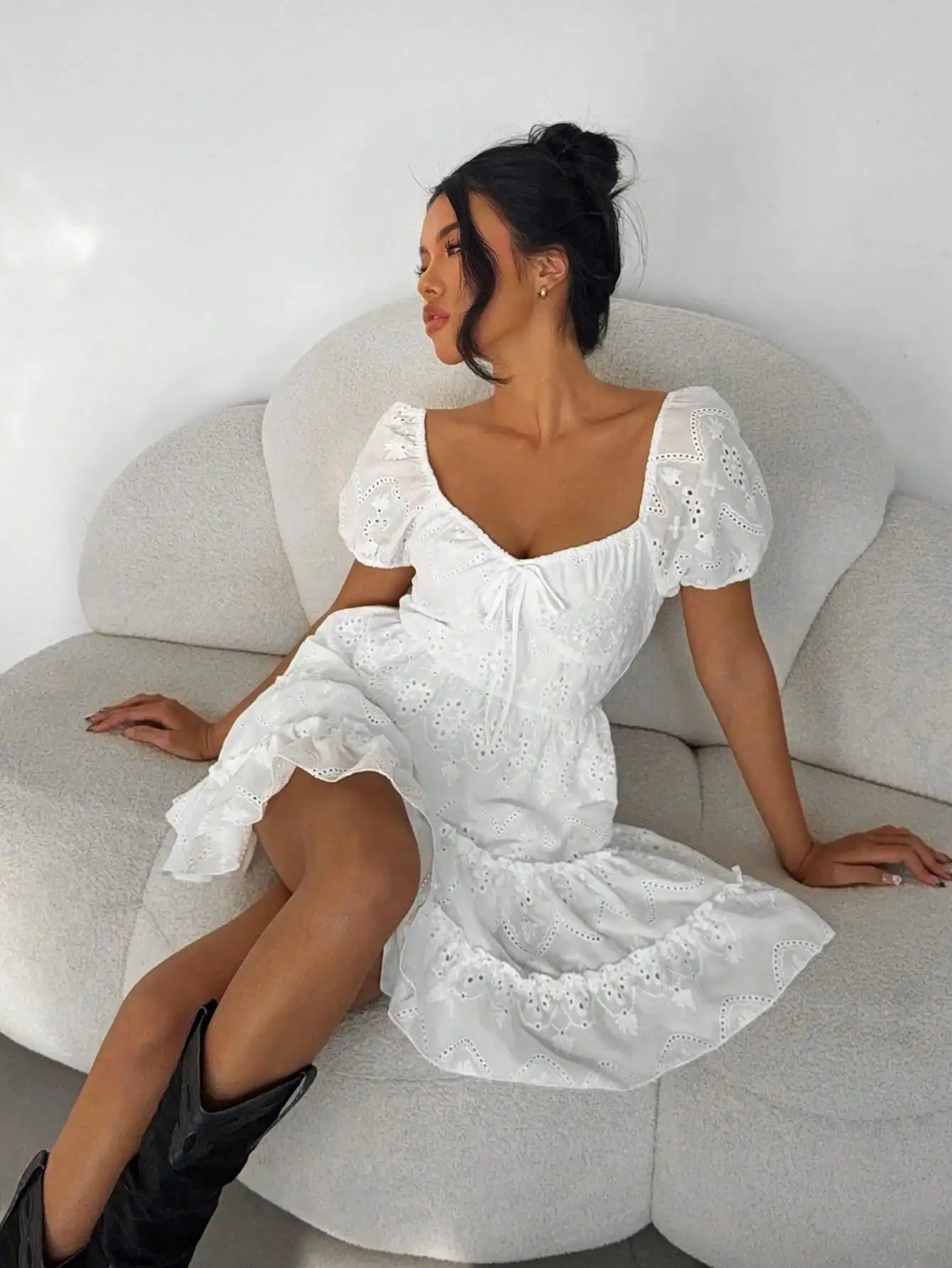 

Белое мини-платье с вышивкой, пышными рукавами и рюшами в стиле бохо