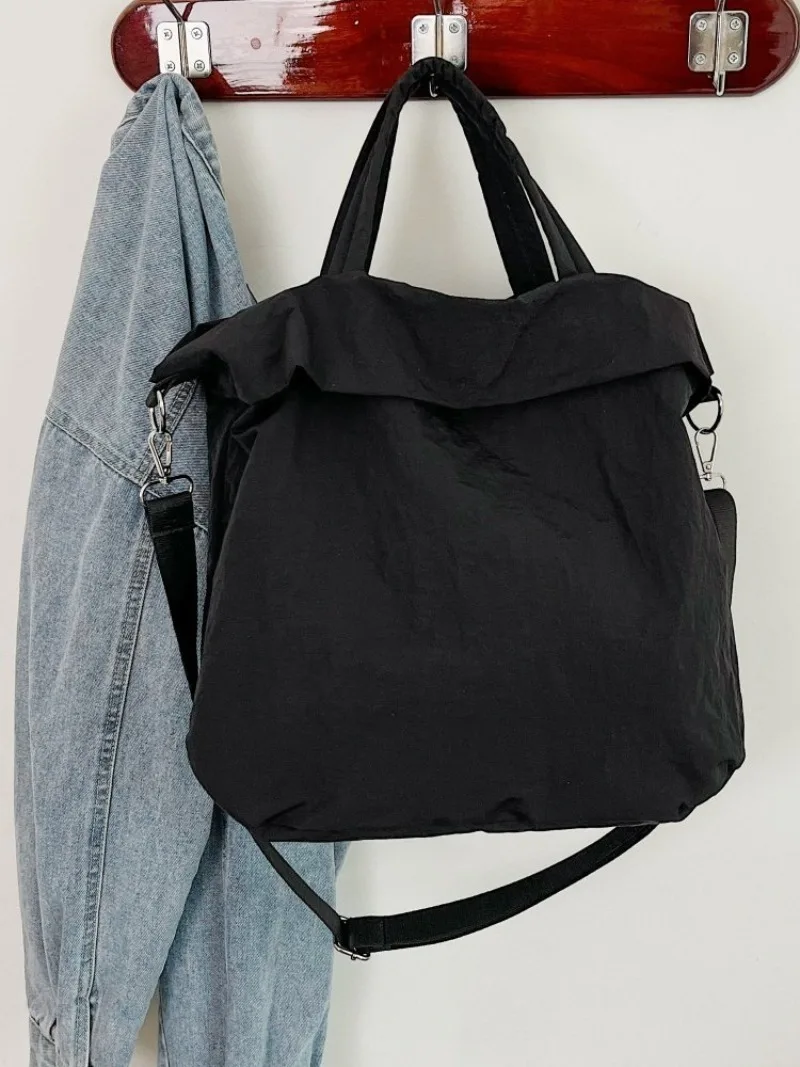 CEEKAY Mattschwarze, gekräuselte Nylon-Umhängetasche, übergroße, weiche Umhängetasche mit einfacher Überschlagöffnung, breiter, verstellbarer Stoffriemen, lässige Handtasche – Detail 35