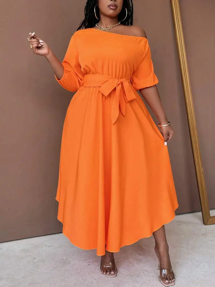 

Яркое оранжевое платье миди А-силуэта с открытыми плечами, поясом и бантом