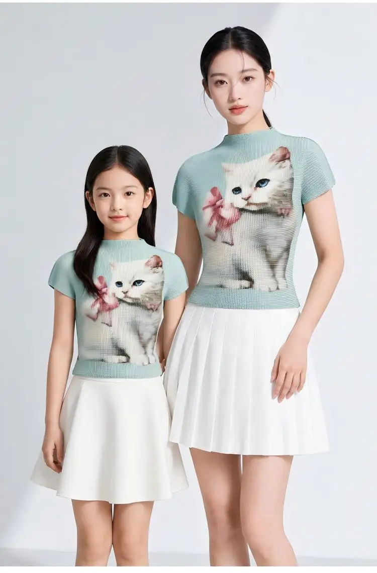 High-end matching family-look women’s short-sleeved T-shirt featuring a cat print—a stylish, Issey Miyake-inspired top.