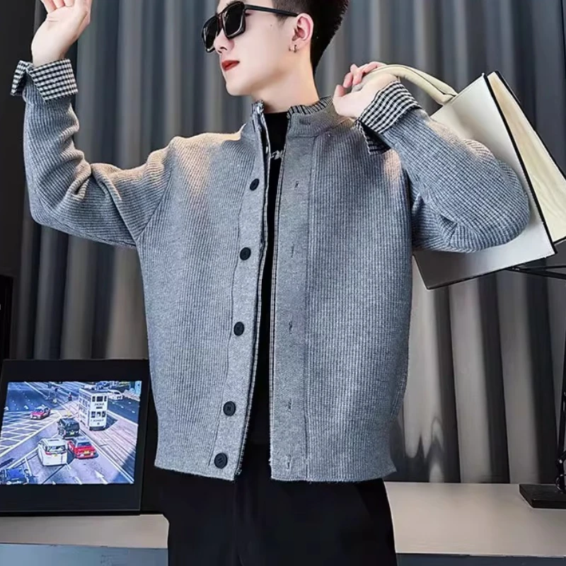 เสื้อสเวตเตอร์คาร์ดิแกนผู้ชายแบบสองชิ้นปลอมสำหรับฤดูใบไม้ร่วงและฤดูหนาว เสื้อถักคอตั้ง กระดุมแถวเดียว สไตล์ลำลองและธุรกิจ