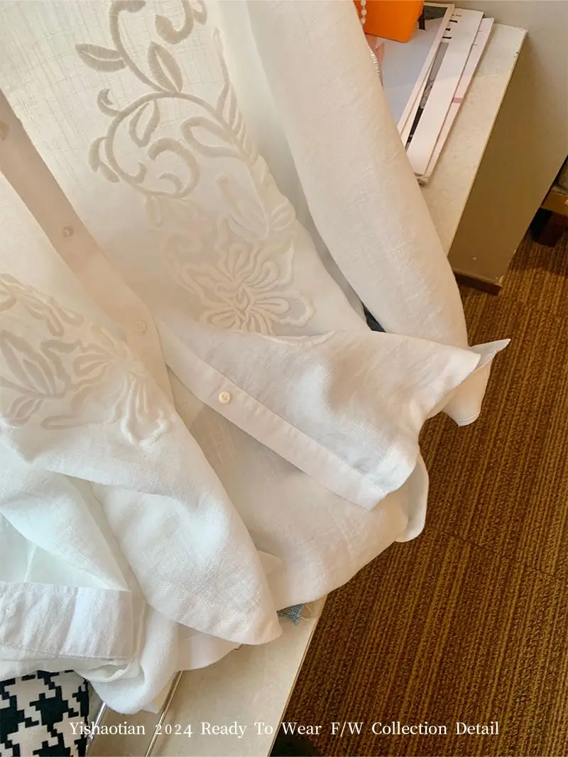 여성 여름 패션을 위한 흰색 자수 폴로 칼라 셔츠를 사용한 프랑스 스타일 디자인 루즈하고 캐주얼한 심플 셔츠