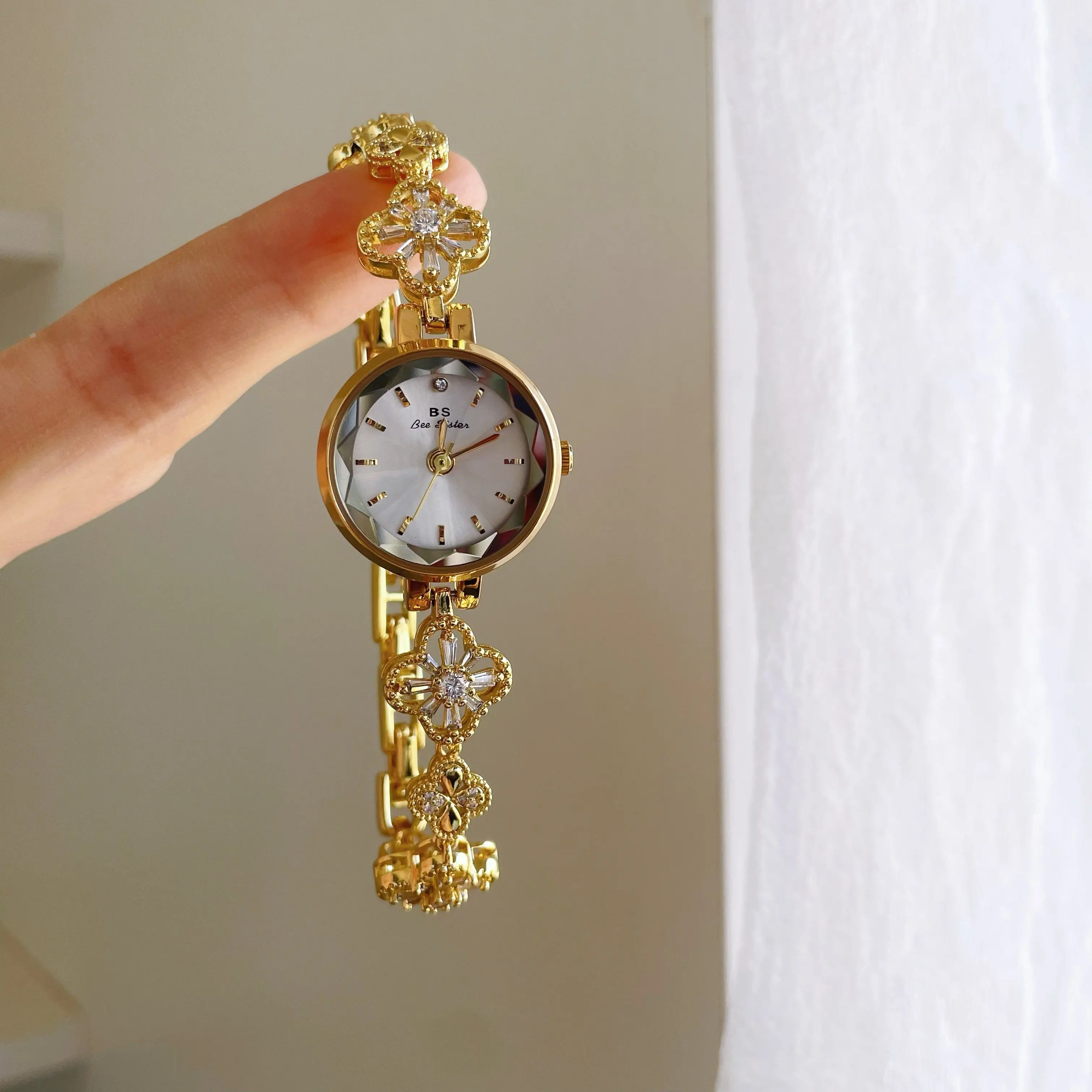 New Stylish Openwork Bracelet Watch For Women, Elegant Gold-Tone Quartz Watch, Perfect As A Birthday Or Valentine'S Day Gift.