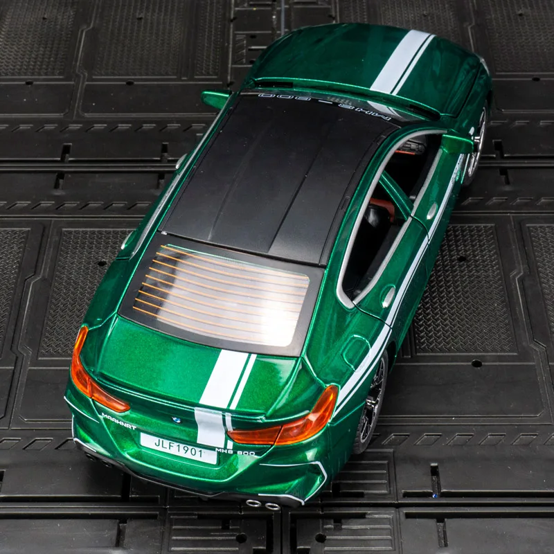

Модель автомобиля BMW M8 из сплава металла в масштабе 1:24, двери, передний капот и багажник открываются, с функциями звука и света.