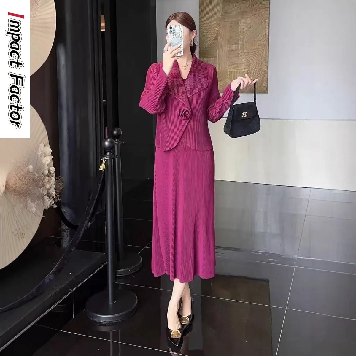 

Новинка осени 2025 года, плиссированный комплект Miyake, короткая куртка с тонкими лацканами и свободное французское платье, комплект из двух предметов