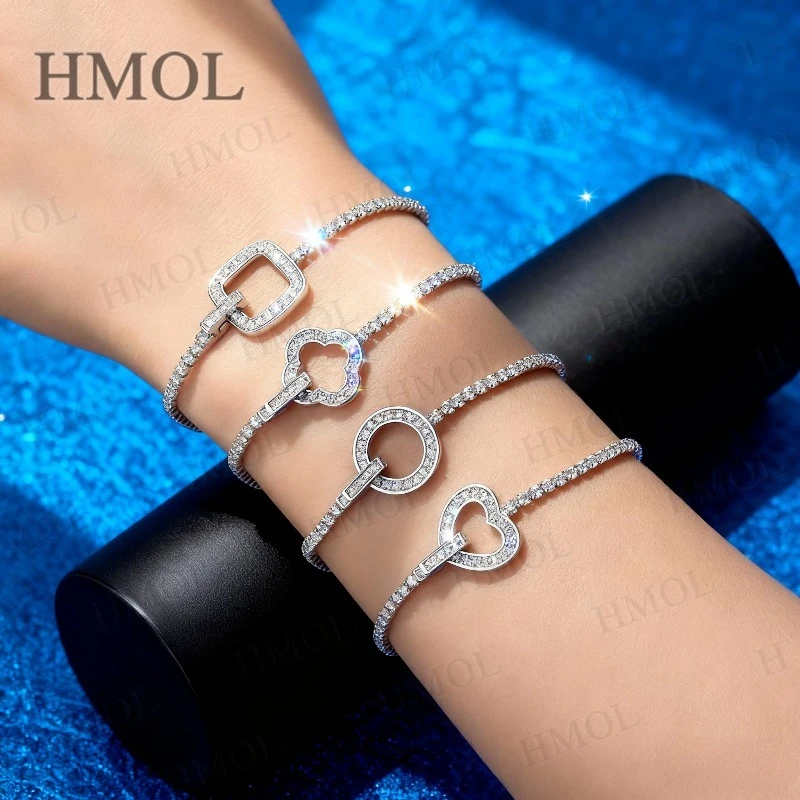 يضيف سوارًا مستديرًا من المويسانتي المتلألئ سحرًا لا جهدًا وخالدًا مناسبًا لكل من الملابس غير الرسمية والرسمية