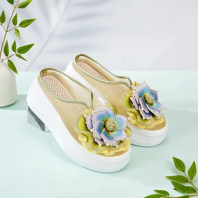 

Женские сетчатые тапочки Baotou с трехмерным цветком, летние легкие тапочки на толстой подошве в этническом стиле, сшитые вручную тапочки с вышивкой