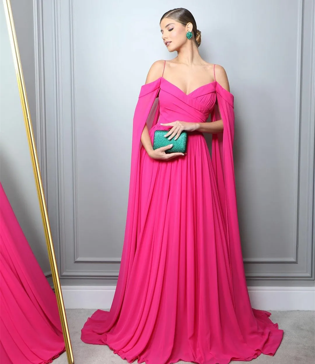 

Elegant Long Fuchsia Chiffon V-Neck Mother of the Brides Dresses With Cape A-Line Floor Length Pleated Godmother Dress for Women