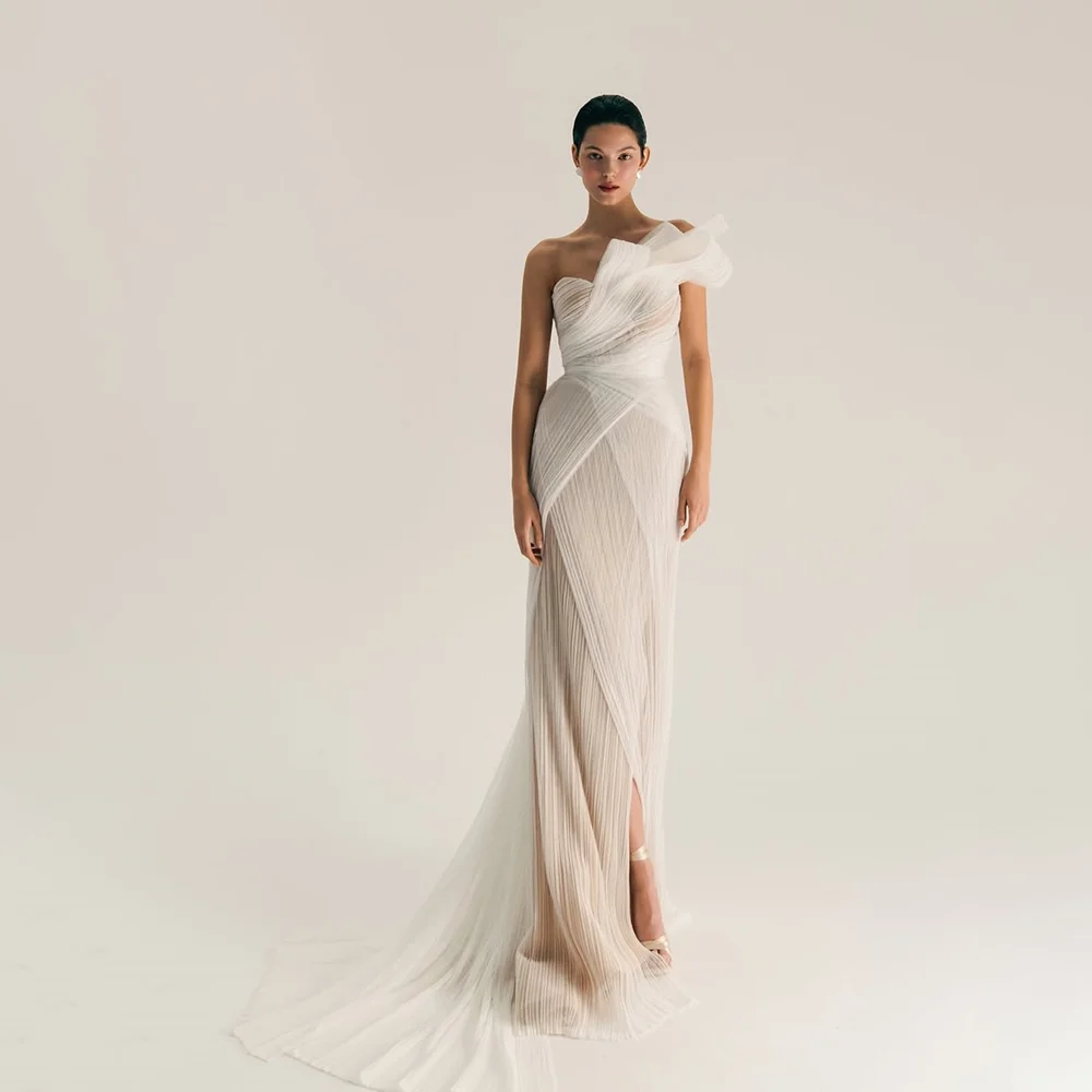 Einschultriges, plissiertes Tüll-Meerjungfrauen-Brautkleid mit überkreuztem Rücken und Schleppe – Elegantes Brautkleid nach Maß für Hochzeitsfeiern 2026