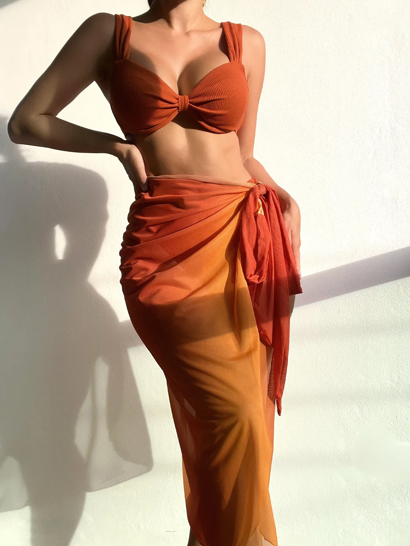 

Комплект бикини с рюшами и пляжной юбкой омбре для женщин