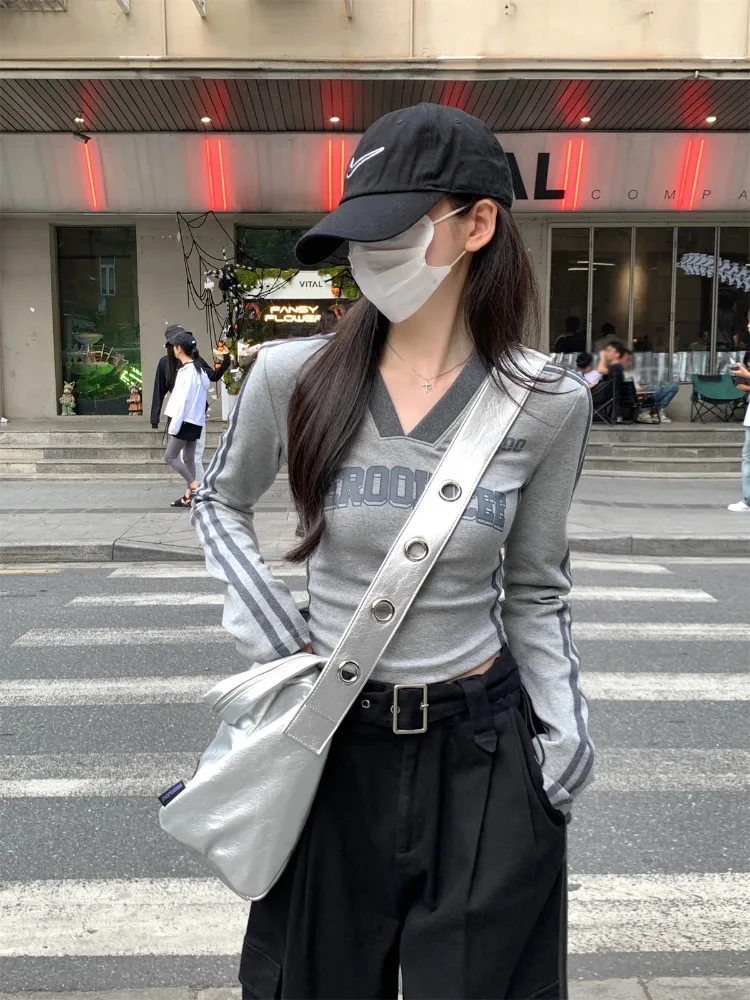 Camisetas recortadas con estampado de letras para Mujer, camisetas de algodón ajustadas y elegantes de manga larga con cuello en V, Tops a rayas laterales a la moda coreana para Mujer