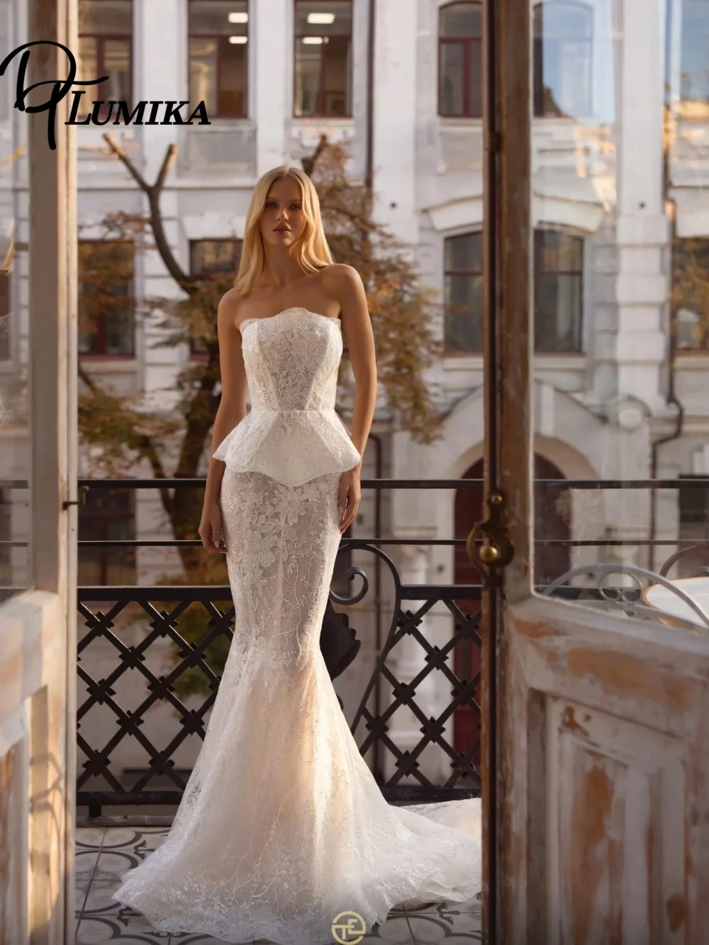 

Classic Strapless Wedding Dress Elegant Lace A-Line Bridal Gown Charming Sleeveless Applique Floor-Length Customized