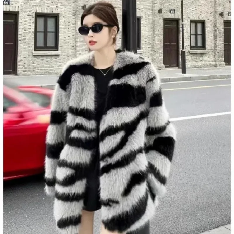 Casaco de pele sintética com padrão zebra para mulheres, casaco grosso e solto, casaco de inverno que combina com tudo, outerwear feminino, nova moda, 2023