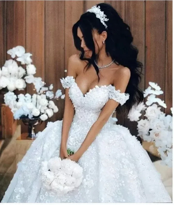 カスタマイズされた美しいオフショルダー3Dフラワーアップリケのウェディングドレス、取り外し可能なトレーン付きのボールガウンブライダルガウン