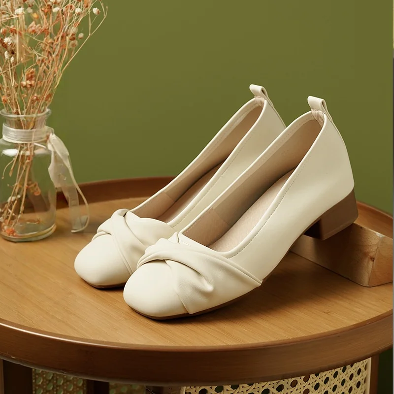 

Новые женские туфли-лодочки с квадратным носком на низком каблуке, бежевые, из мягкой кожи, с драпировкой, удобные, на толстом каблуке, повседневные туфли для женщин