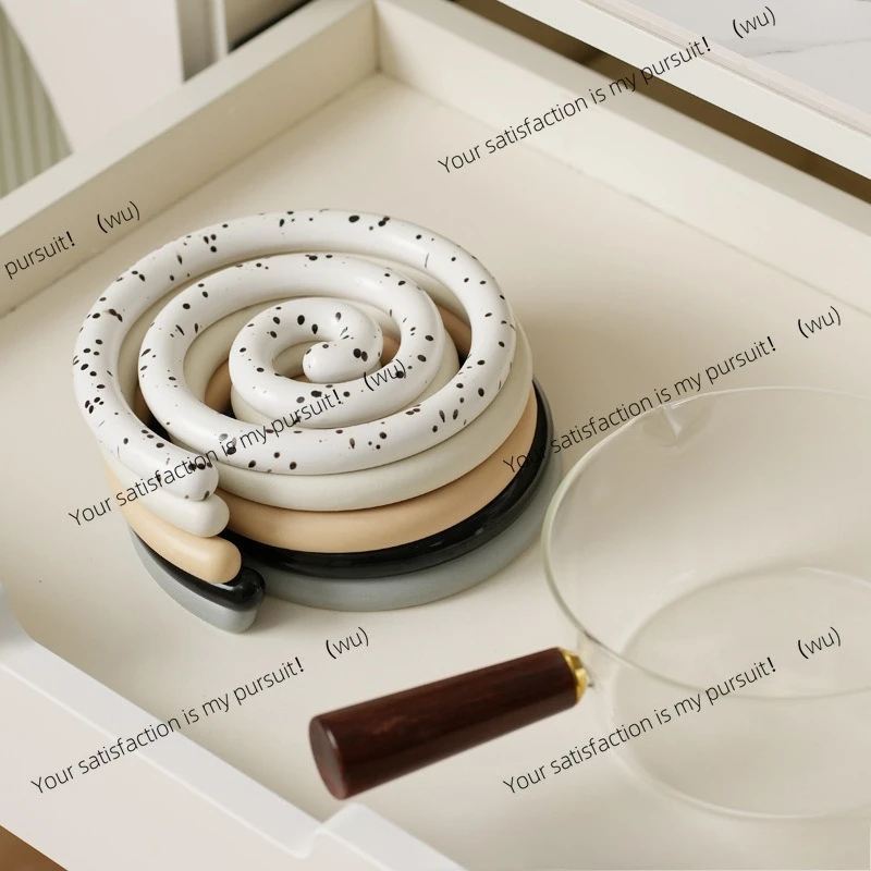 Ceramic spiral dining table mat, pot mat, anti-scalding and heat insulation , high-value creative household casserole