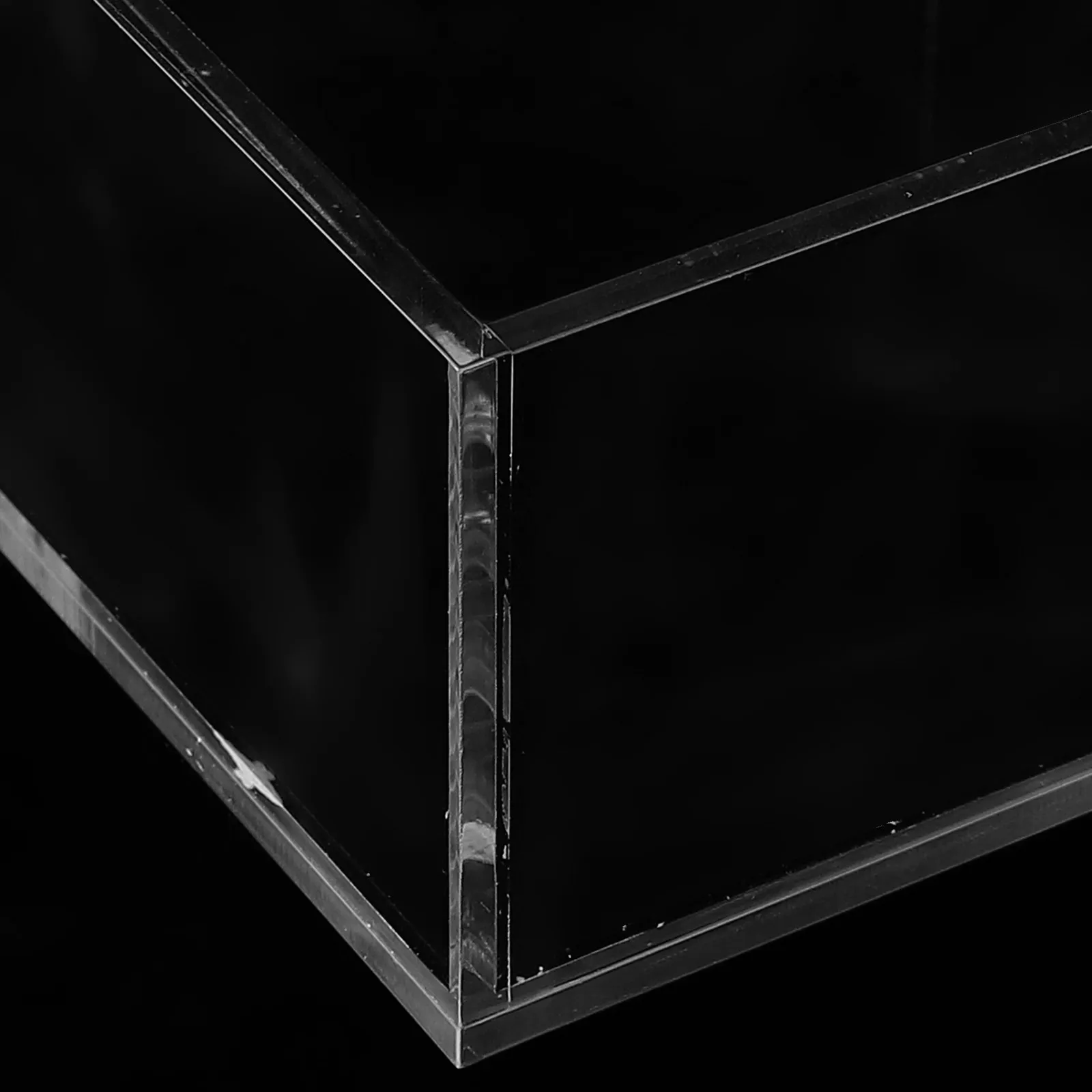 

Clear Acrylic Square Napkin Holder Modern Smooth Edges Small Exquisite Tabletop Napkin Tray for Cloth Paper Napkins Banquet