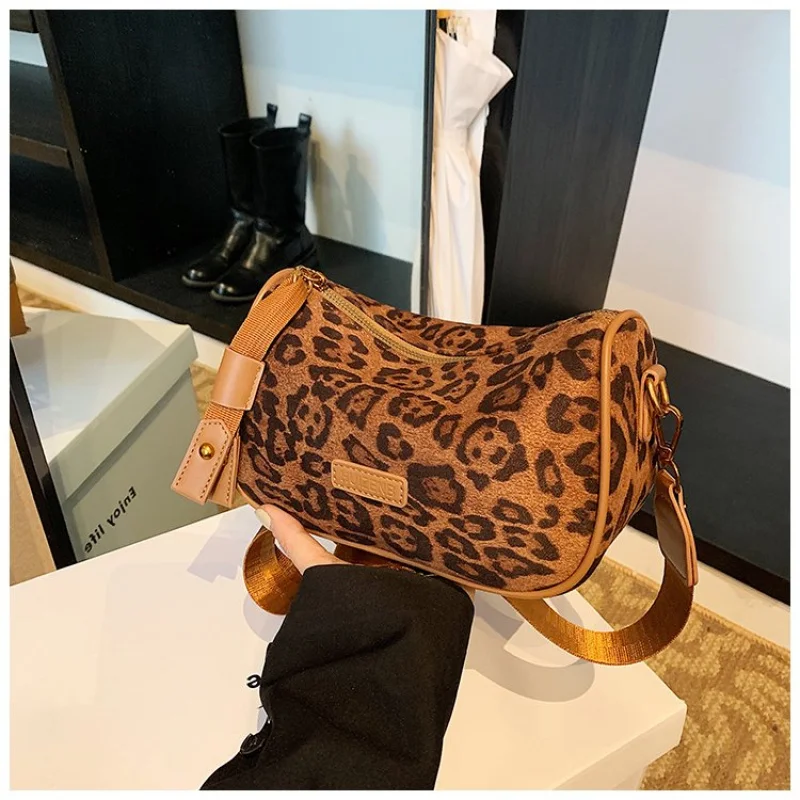 

Sophisticated Ladies Messenger Bag Made Of Nubuck Leather Boasting Trendy High-End Lightweight Soft Daily Refined Look​