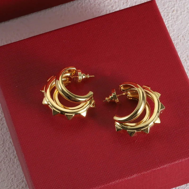 

2024, модные классические дизайнерские брендовые металлические заклепки, изогнутые золотые серьги, женские европейские роскошные ювелирные изделия, модный подарок