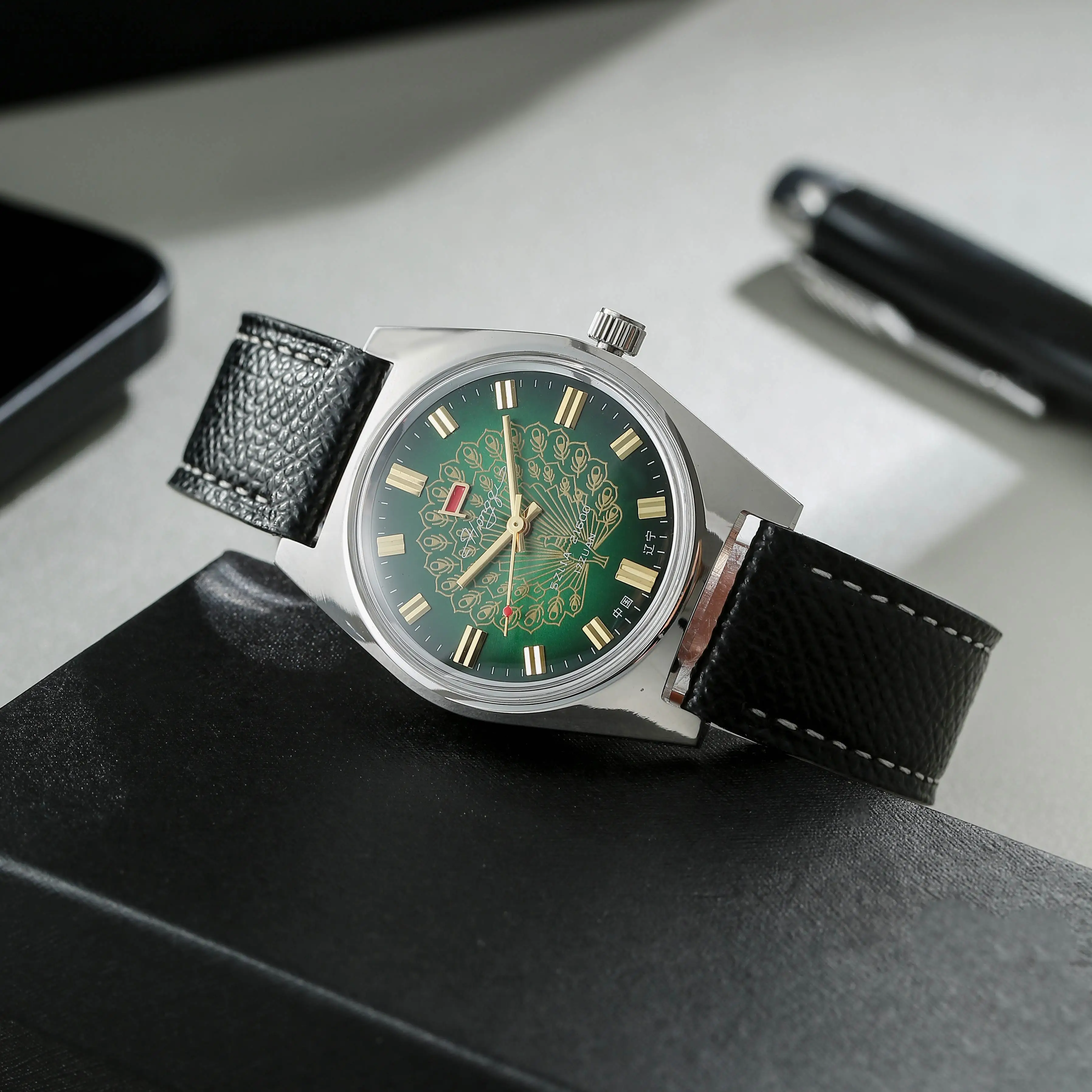 Men's Watches 8120 Hand‑Wind Mechanical Watch Dome Acrylic Crystal Green Peacock Carved Dial Vintage Leather Strap Wrist Watch