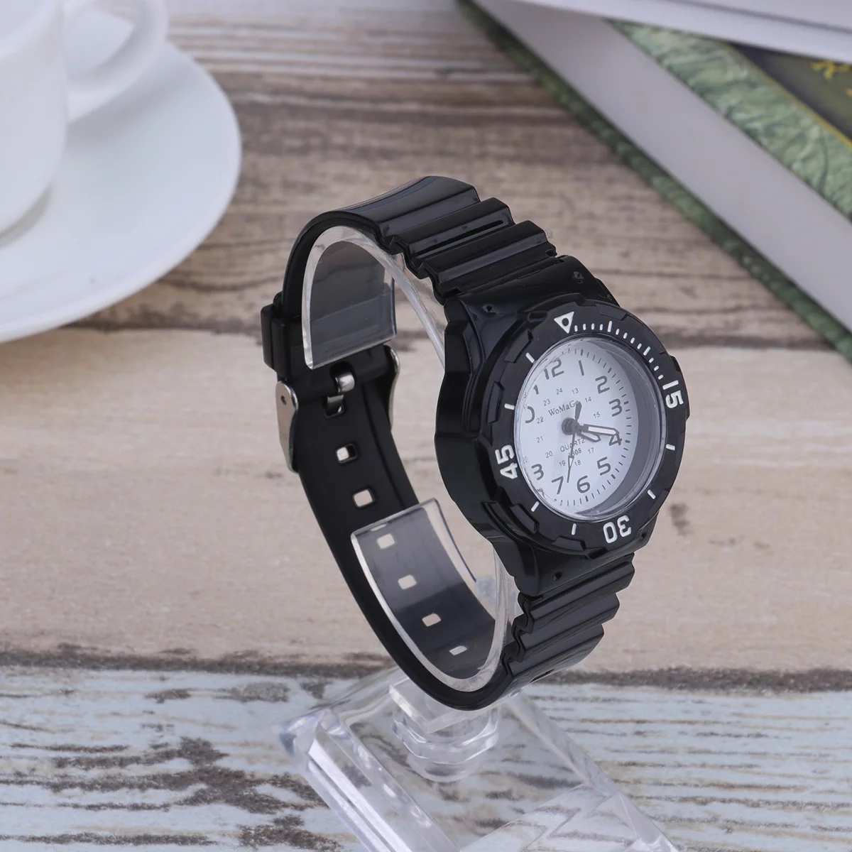 Black and White Quartz Watch Fashionable Comfortable Sports Watches Arabic Numerals Display Precise