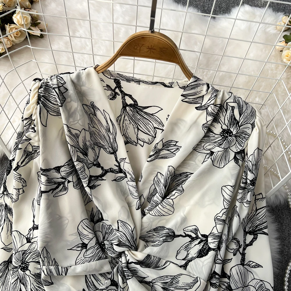 قميص نسائي قصير عصري كوري برقبة على شكل حرف V وأكمام طويلة مطبوع عليه زهور وخصر مخصر، قميص نسائي بأكمام واسعة