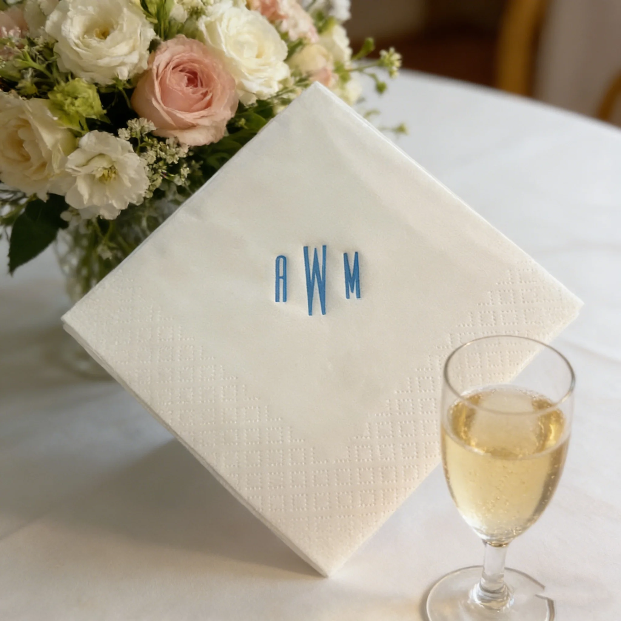 

50 шт. салфеток с индивидуальной печатью и монограммой, идеально подходят в качестве подарка для хозяйки на свадьбу или день рождения, доступны все размеры.