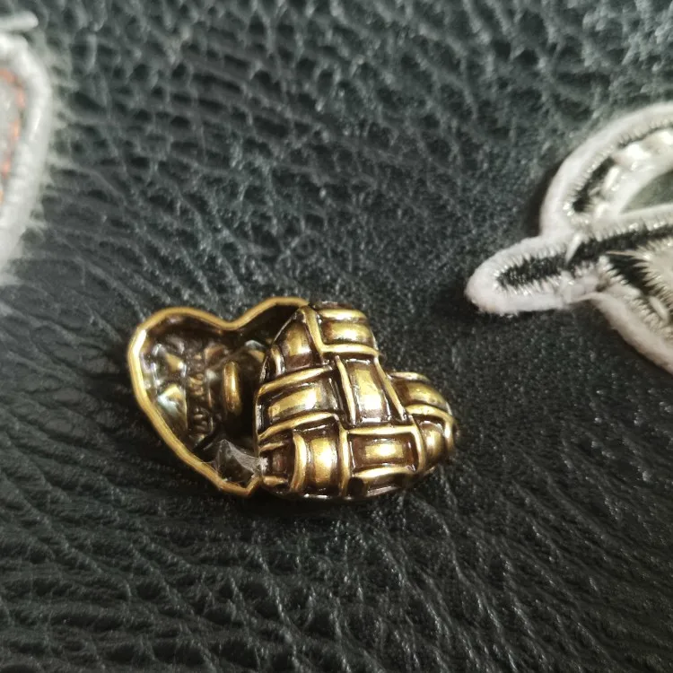 acessorios-de-moda-para-roupas-botao-de-metal-dourado-bronze-com-textura-de-trama-e-padrao-de-coracao-vintage-novidade-prim