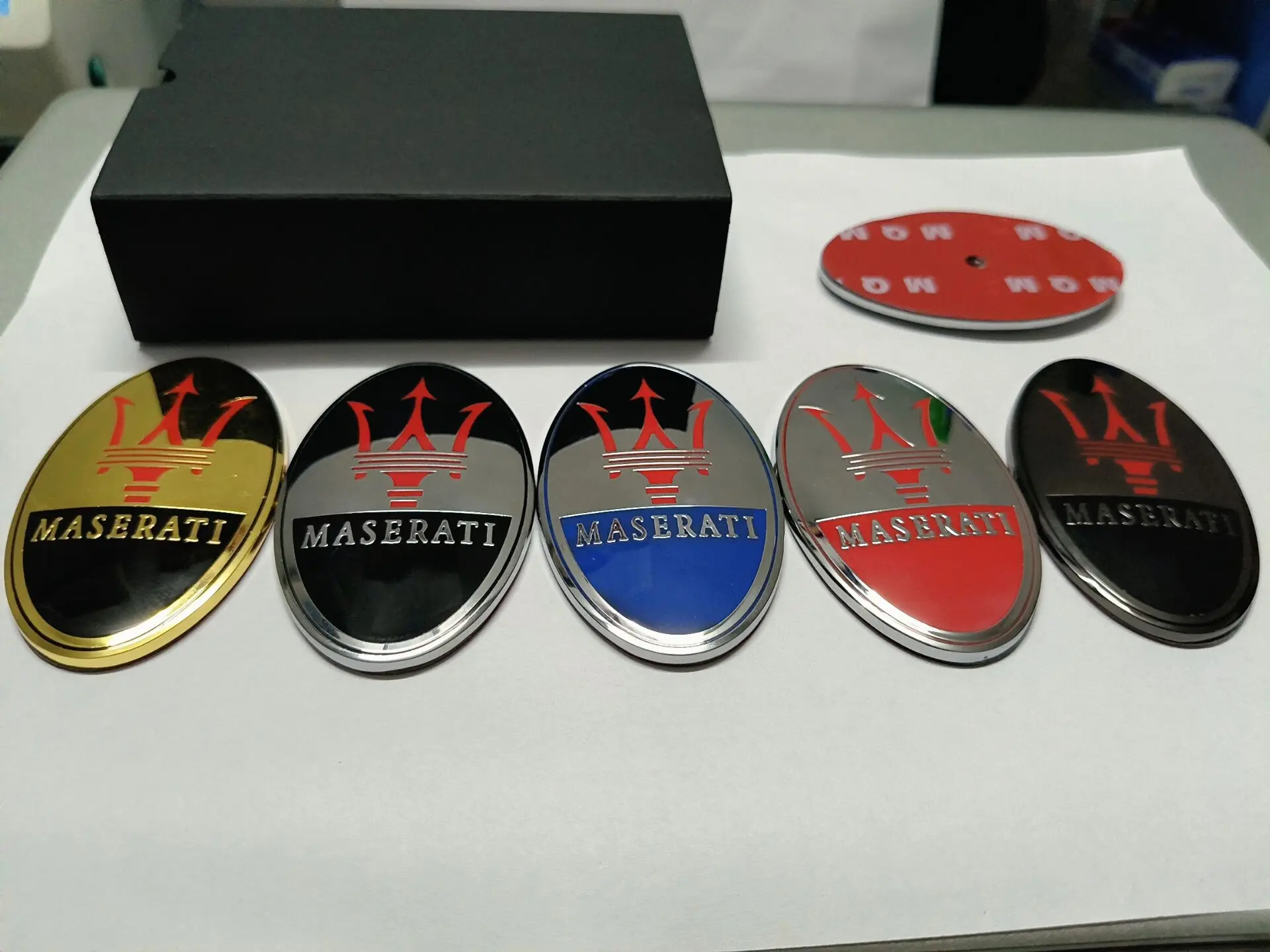 Auto Matel Cofano Anteriore Copertura Emblema Distintivo Adesivi per Maserati Ghibli Granturismo Orologio Coupe Levante Quattroporte GT Accessori