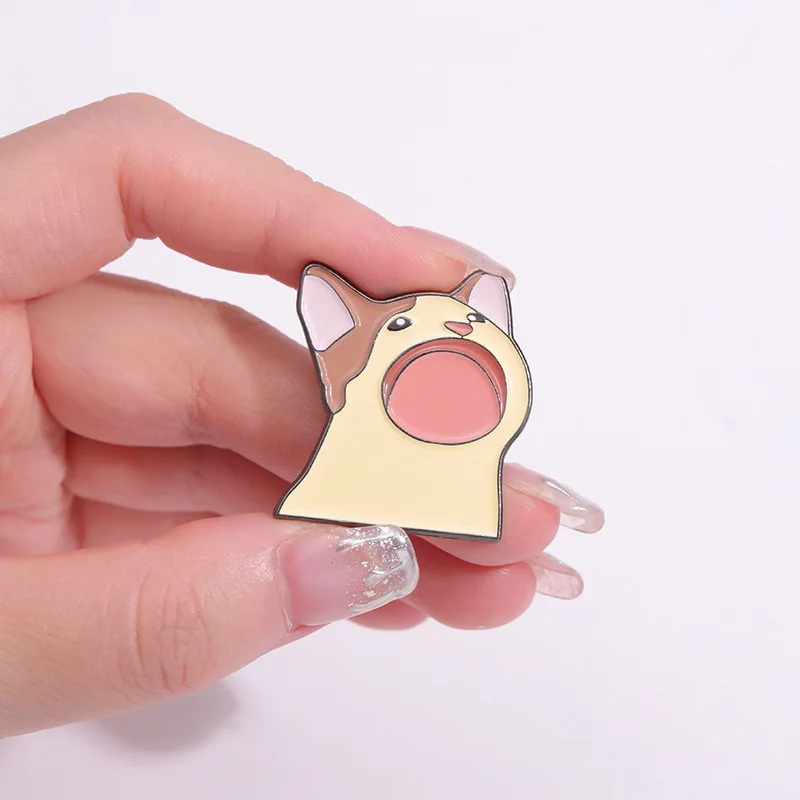 Broche de animales de dibujos animados, lindo gatito, boca abierta, insignia de Metal, pequeño regalo, broches al por mayor para ropa, mochila, accesorios, Pin para gorra