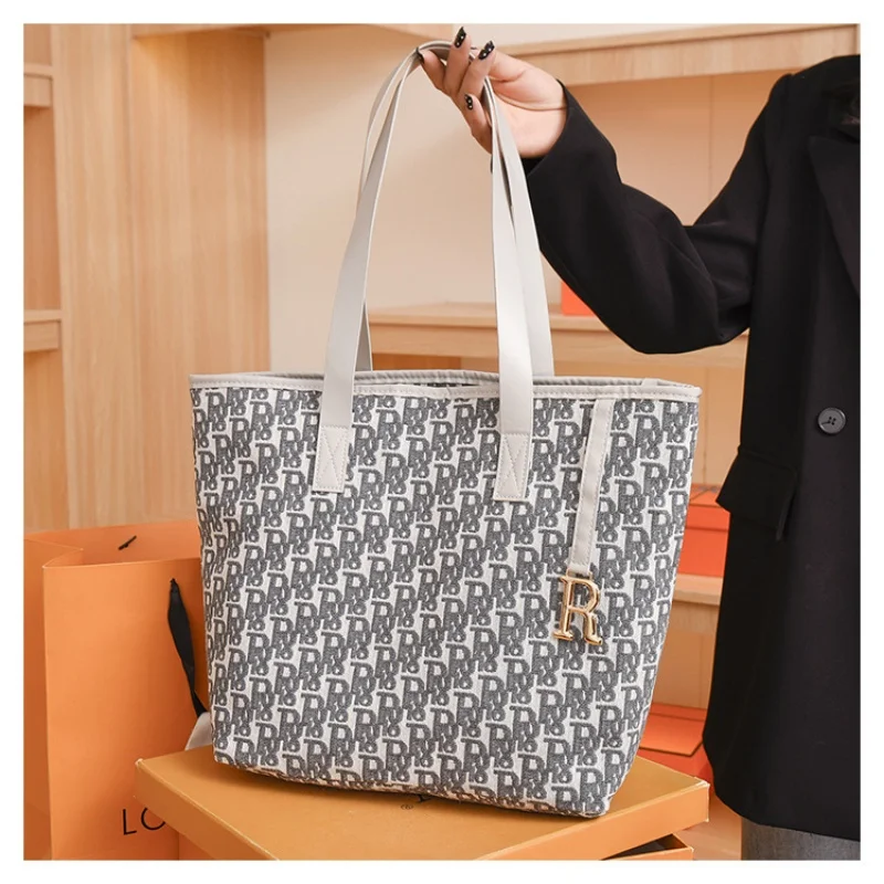 

Versatile Tote Bag for Women Spacious Tote Bag Stylish Minimalist Shoulder Bag Handbag Generously-Sized Commuter Bag