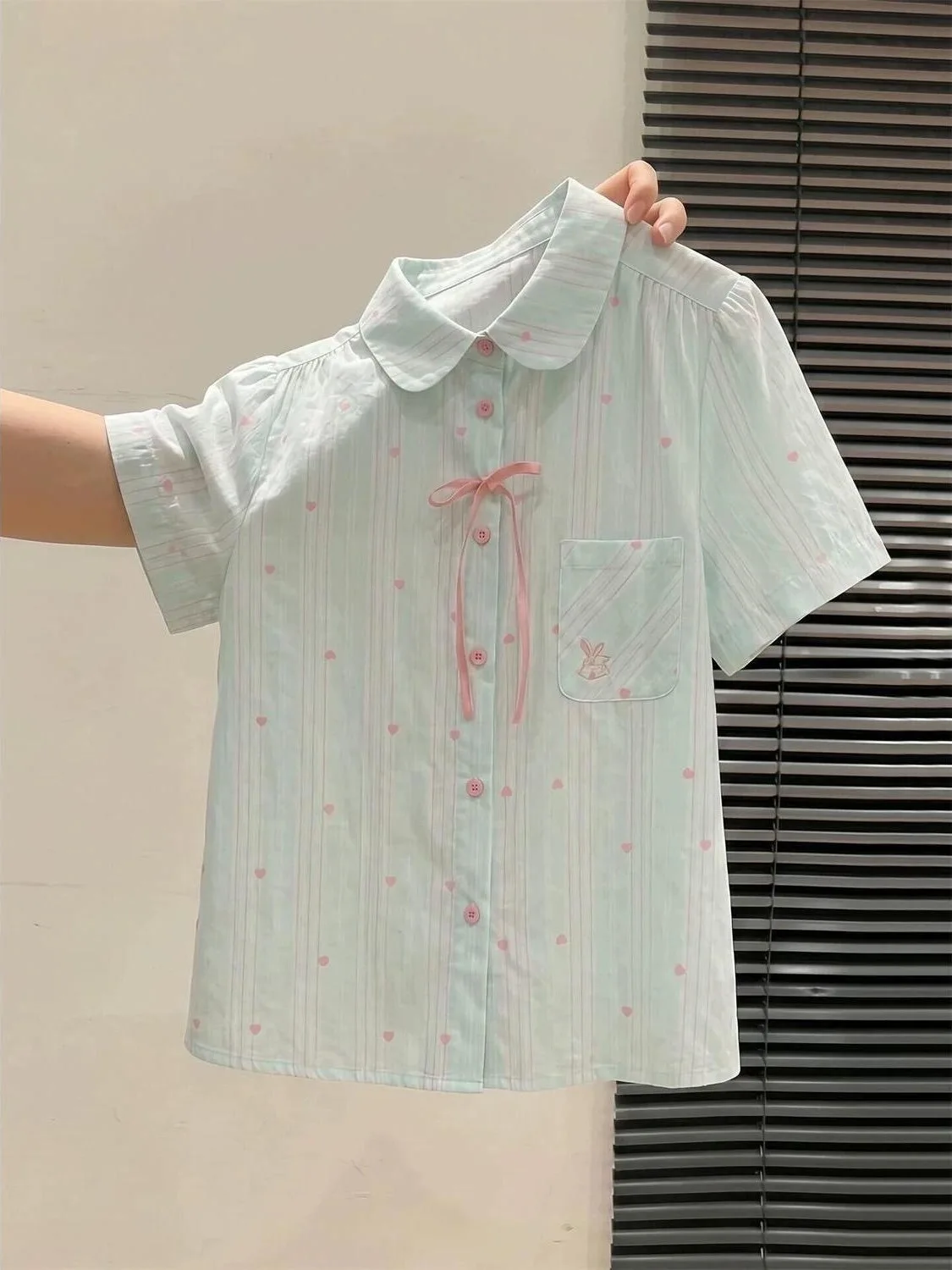 Camisa de manga corta a rayas en color verde menta, para mujer, ideal para el verano, con cuello tipo «doll», corte entallado, estampado de corazones y estilo coreano.