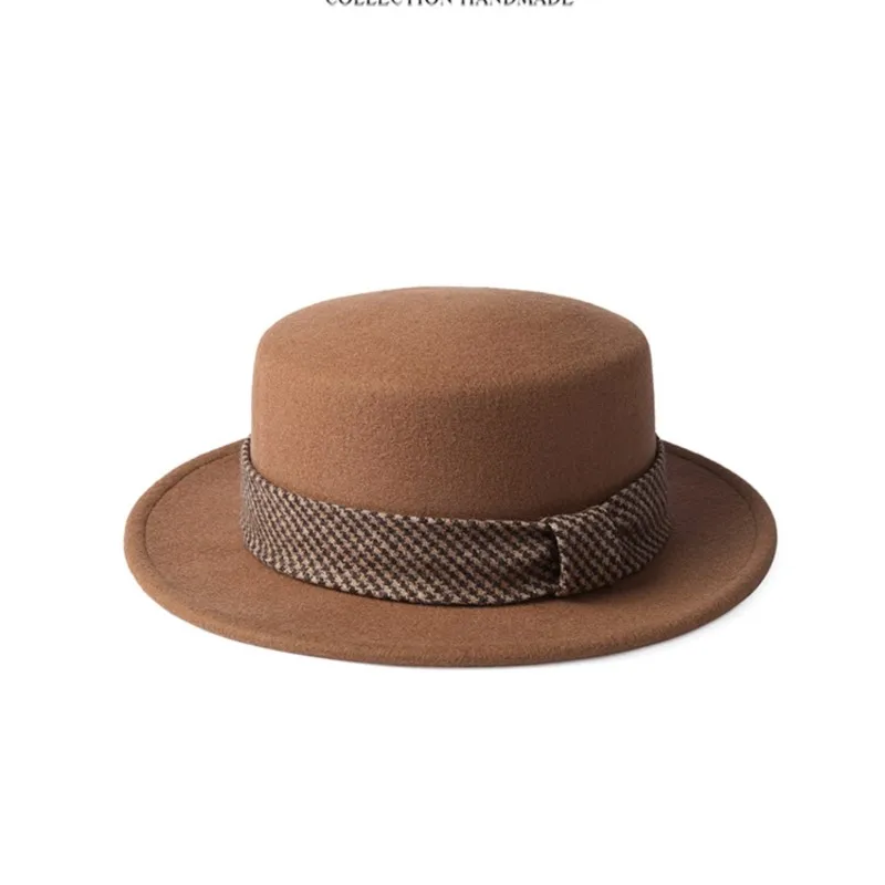 小柄な人は、トップの胴回りに沿ってフラットな帽子をかぶる女性のエレガントなファッション