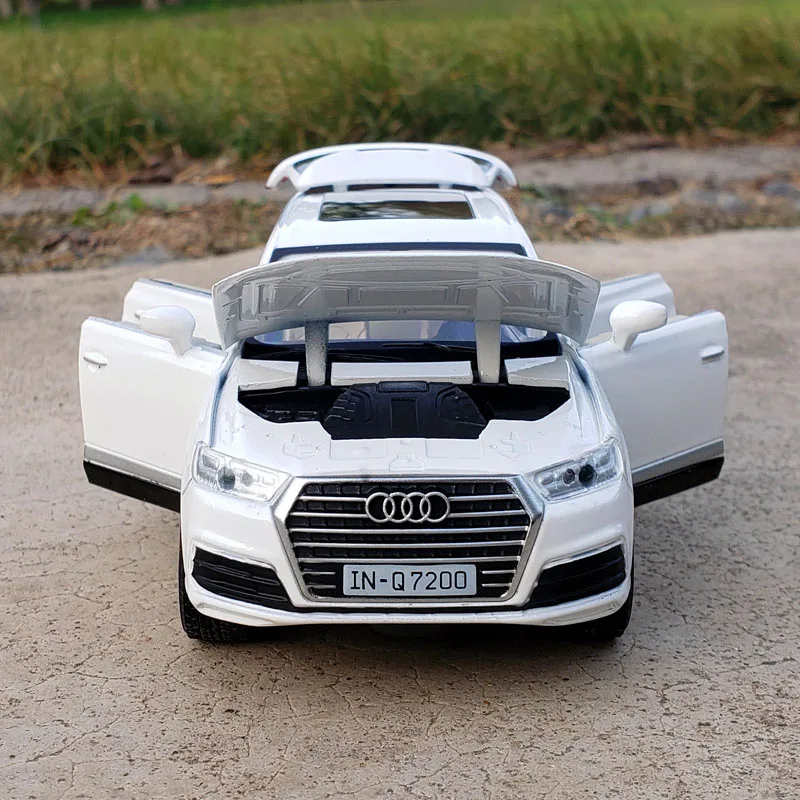 1/32 Audi Q7 SUV Alloy Car Model Diecast Metal Toy Vehicles Car Model High Simulation Sound and Light Collection Childrens Gifts