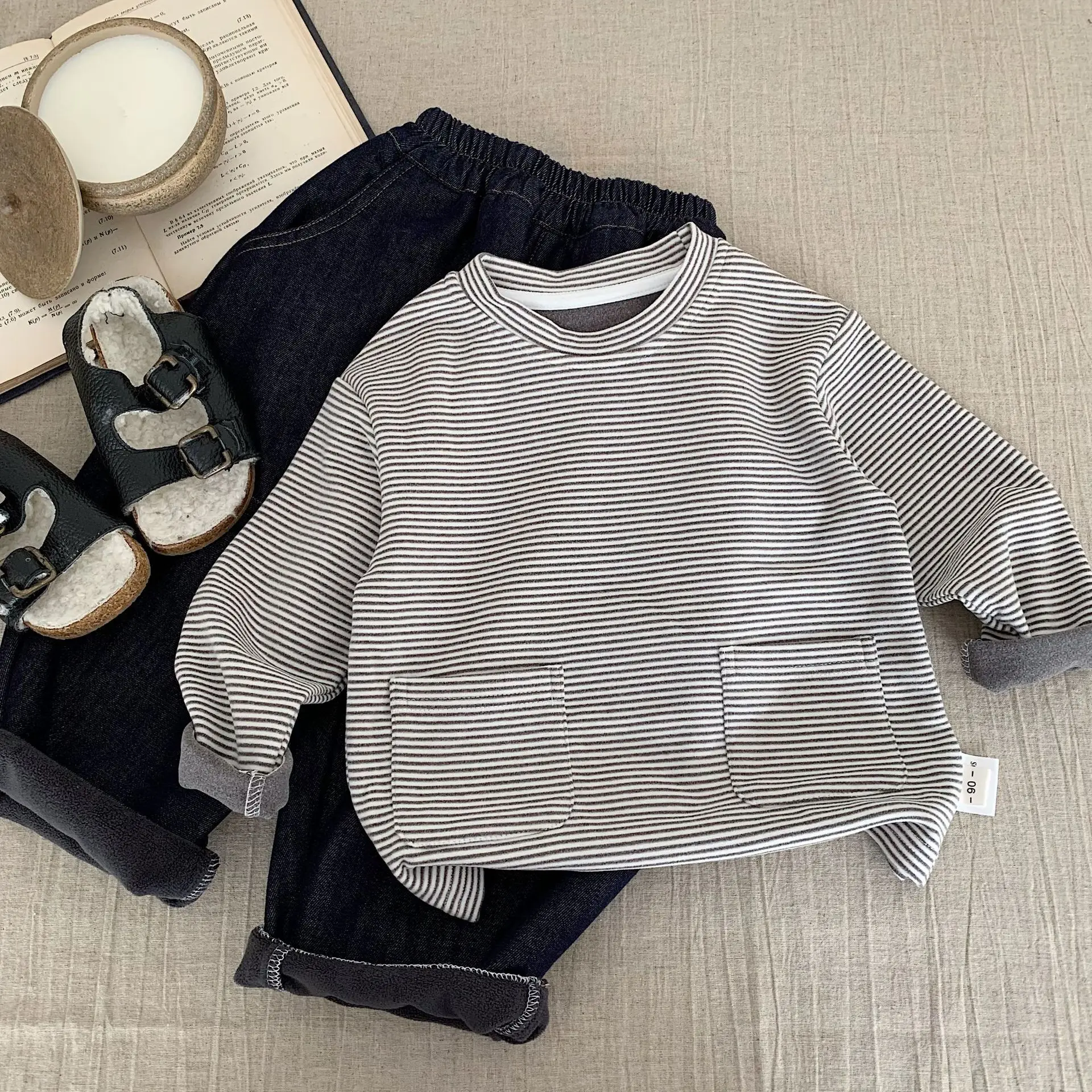 

Childrens Top 2025 Winter New Korean Edition Striped Small Pocket Warm and Velvet Bottom Shirt Simple Daily Wear