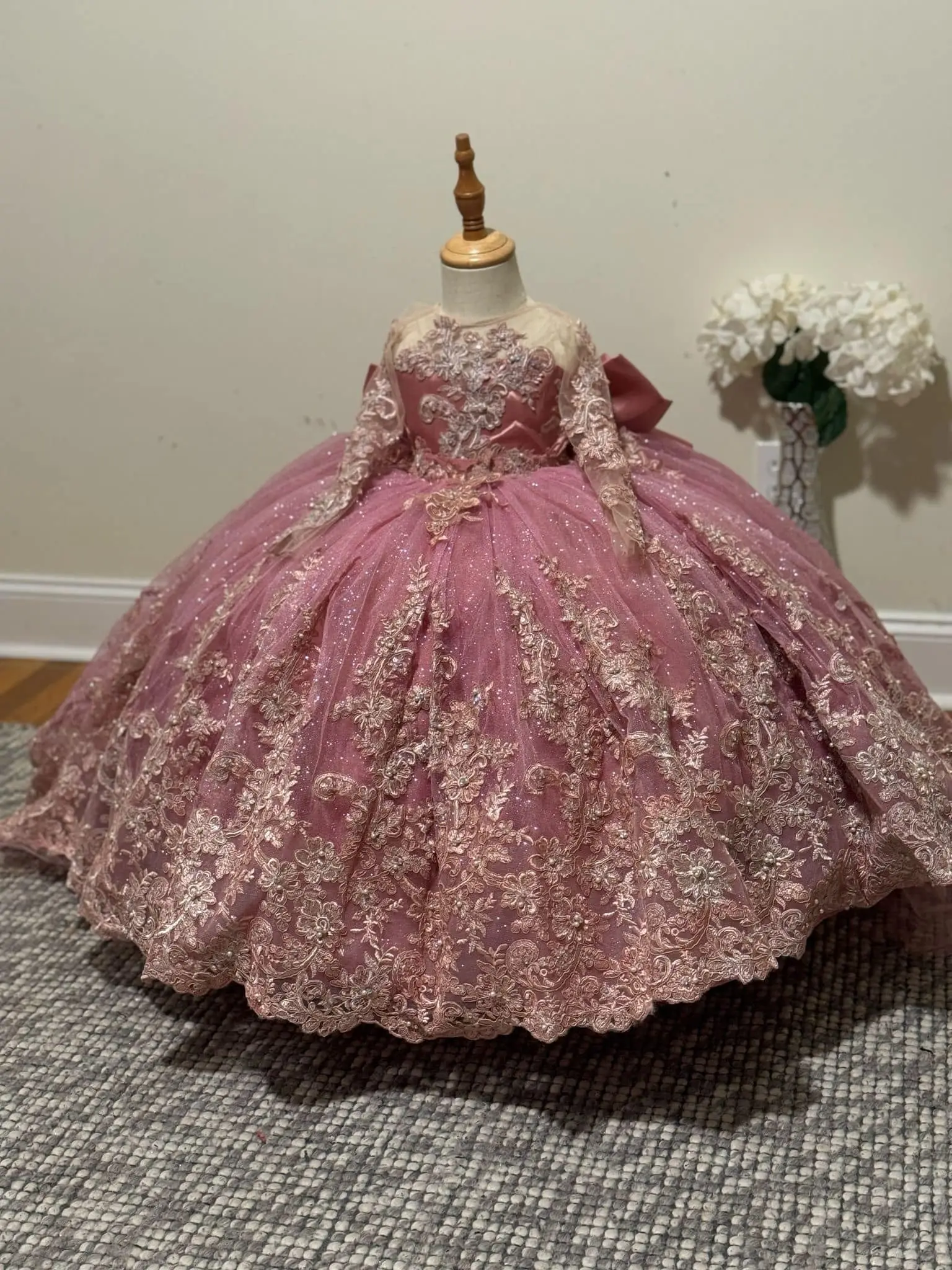 Luxuriöses rosa Blumenmädchenkleid für die Hochzeit, glänzende Applikationen, lange Ärmel, bodenlang, mit Schleife, Hochzeits-, Geburtstags- und Ballkleider