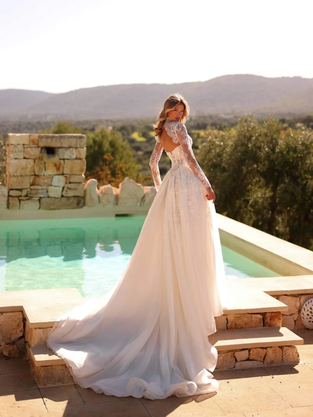 فستان زفاف مطرز بالدانتيل الأبيض ذيل قابل للانفصال على شكل حرف a فستان زفاف طويل مخصص بفتحة عالية ورقبة على شكل قلب للعروس