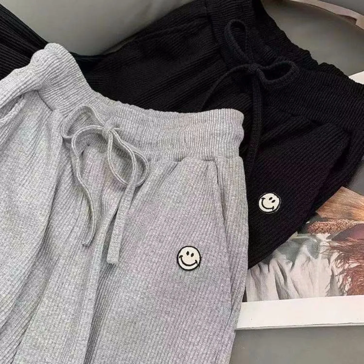 Eleganckie, codzienne spodnie damskie o prostych nogawkach z uroczym nadrukiem uśmiechniętej twarzy, ze sznurkiem, luźne, długie, do biura, nowa kolekcja odzieży damskiej.