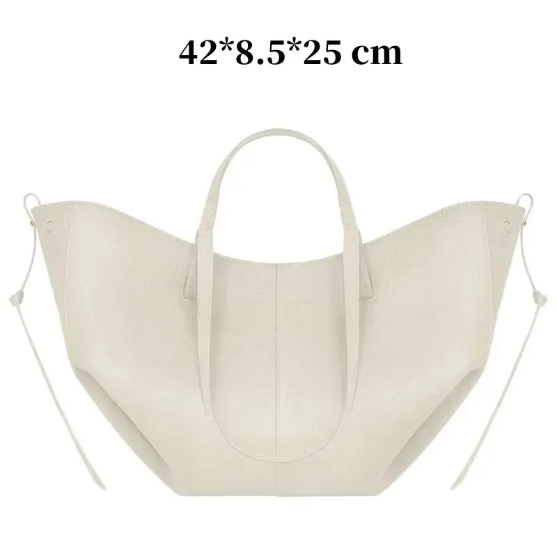 

Стильная дизайнерская сумка-цепочка с металлическими кнопками в ретро-классическом стиле, высокого качества, с регулируемым размером. Это незаменимый аксессуар для повседневного образа.