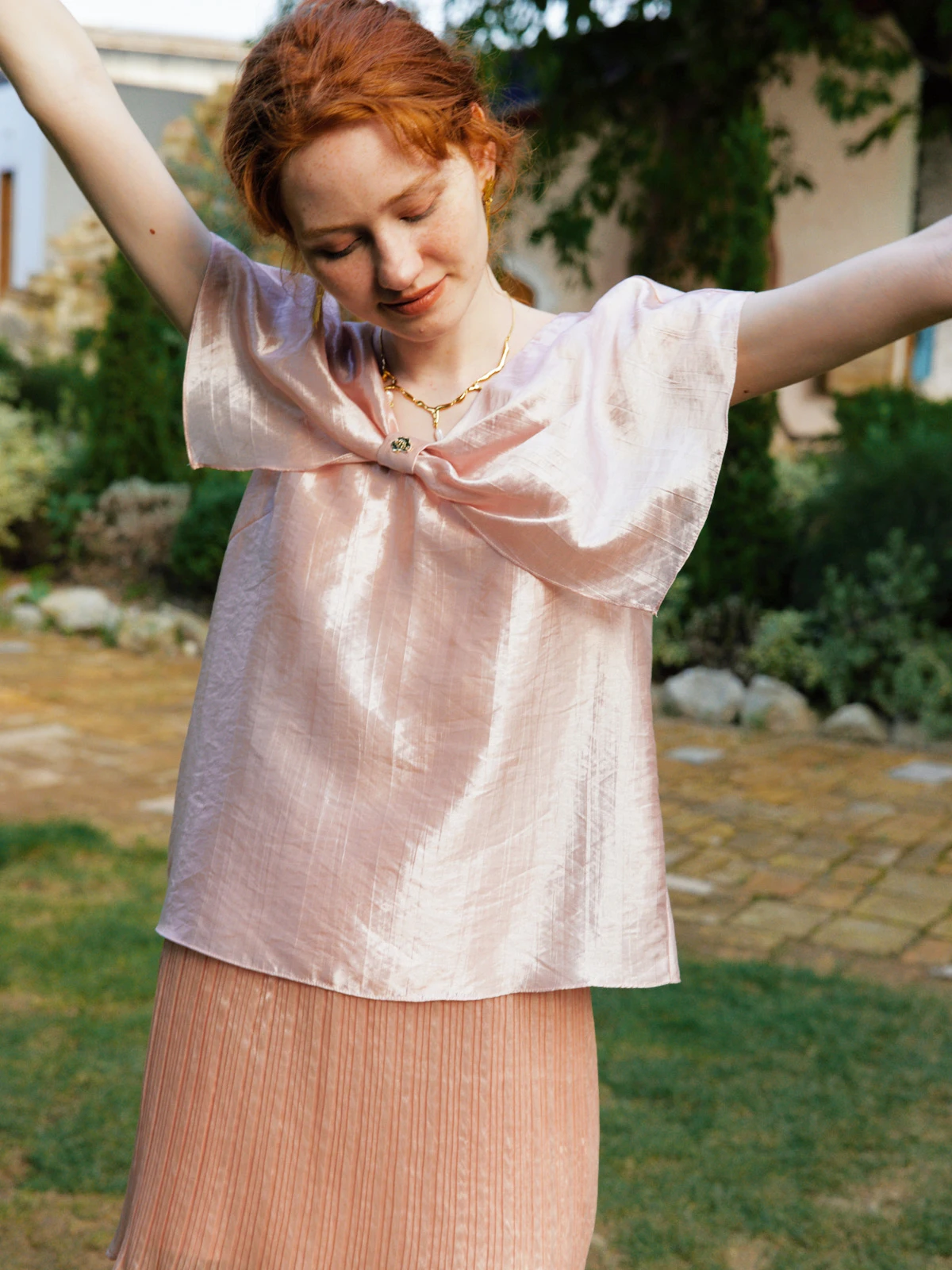 

Удобный летний топ с V-образным вырезом и коротким рукавом Sweet Knot от FrigidOrg 24, оригинальный дизайн, женская футболка из ткани.