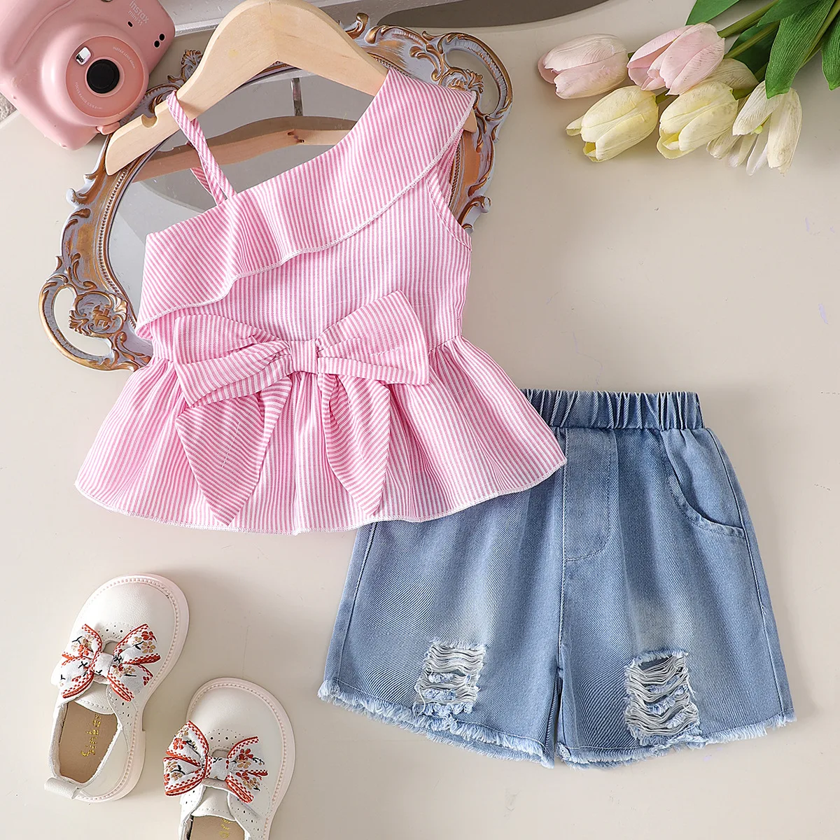 

Children's clothing European and American children's clothing pink striped slanted shoulder top denim shorts
