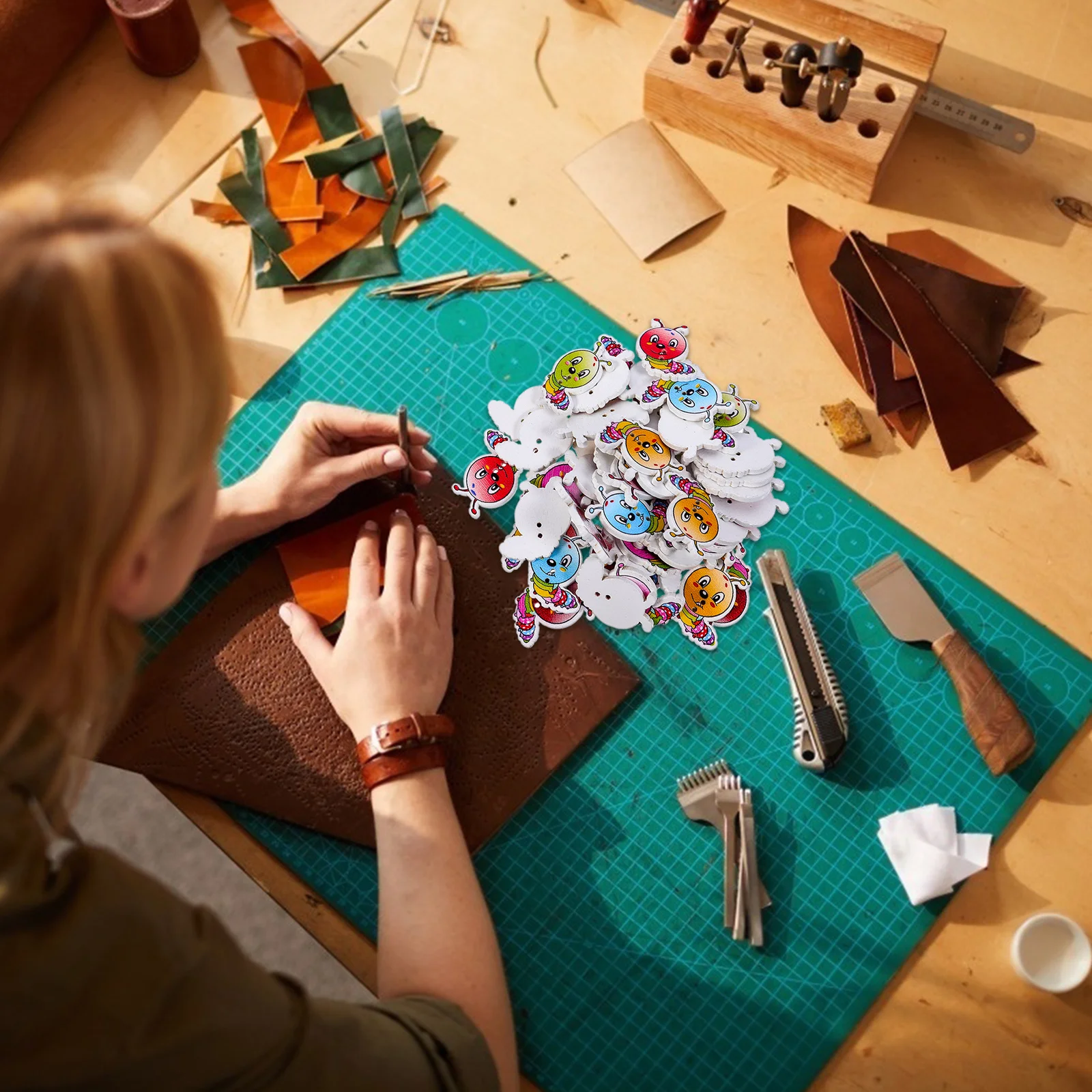 

100Pcs Wooden Buttons Heart Shape DIY Decorative Clothes Buttons Smooth Durable Multi Functional Button for Crafts Sewing