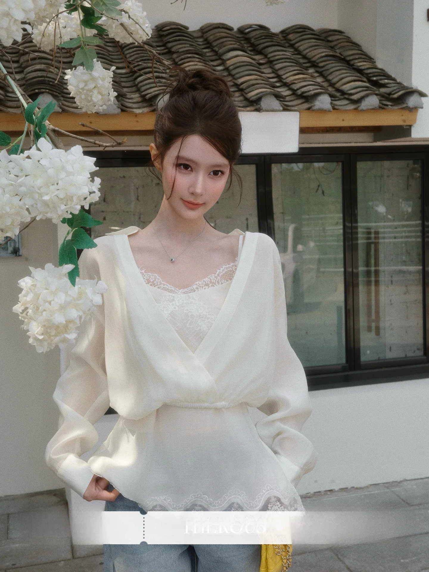 

Женский комплект из двух предметов: топ с длинным рукавом, V-образным вырезом и кружевной отделкой, а также тонкий шелковый кардиган стандартной длины, приталенный крой, весна-лето.