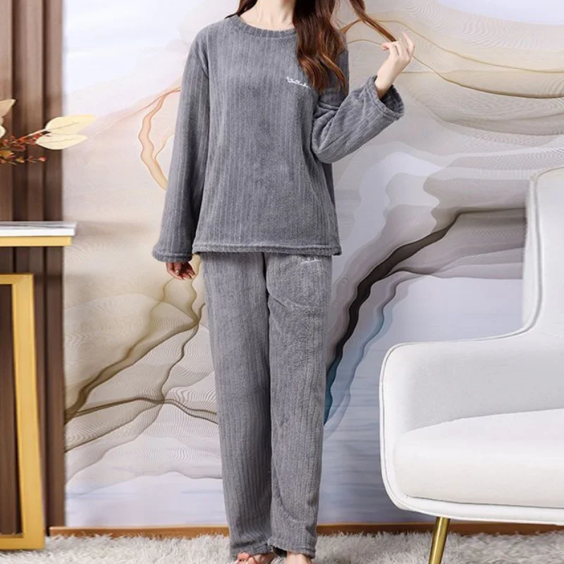 Autumn Winter Flannel Pajamas Women\'s Two-piece Loose Casual Homewear New O-neck Women\'s Striped Coral Fleece Simple Pajamas