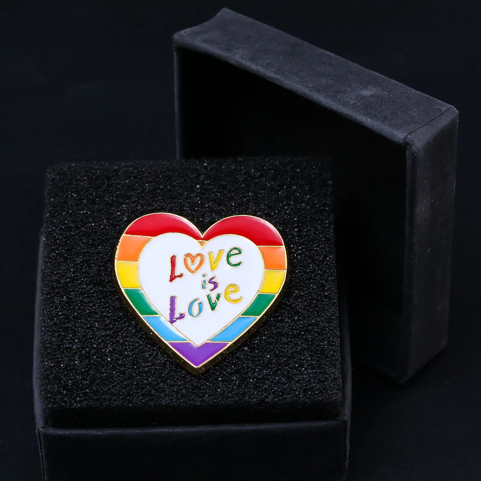 LGBT فخر قوس قزح القلب المينا دبابيس بروش الحب هو الحب شارة المثليين بروش الملابس حقيبة اكسسوارات مجوهرات هدايا