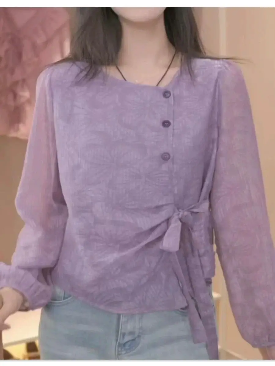 Das Herbstoberteil ist klein, schlank und schön. Das kleine Hemd ist unregelmäßig gestaltetes Langarm-Top mit Schnürung und Puffärmeln für Damen