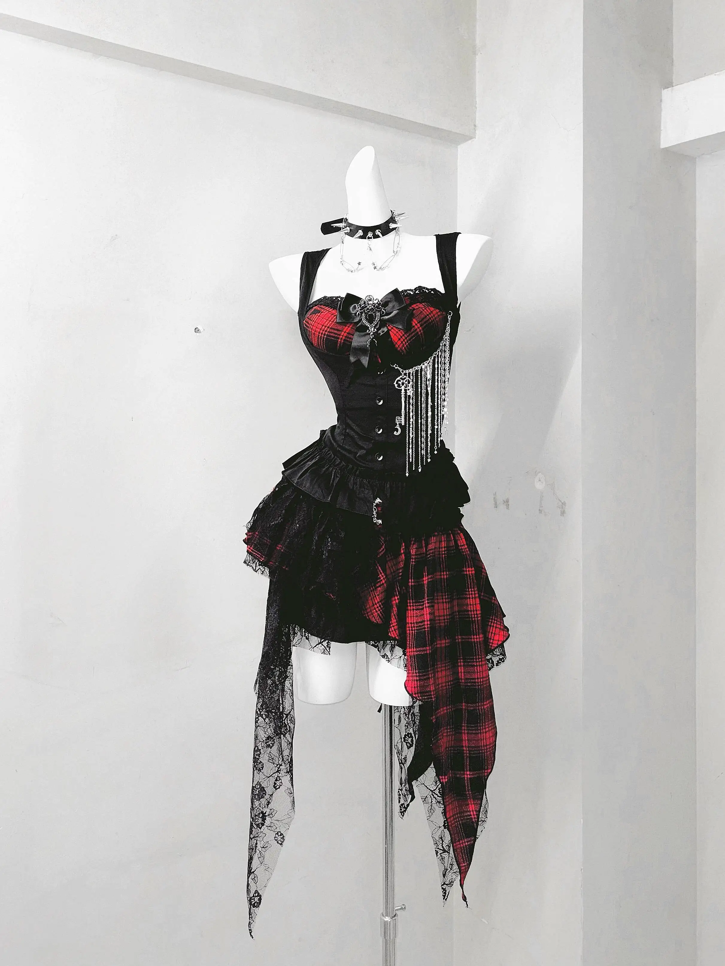 Ensemble jupe et haut rayé révolutionnaire*TDH Heavy Industry, motif écossais rouge et noir, style gothique sombre, avec chaîne punk, deux pièces